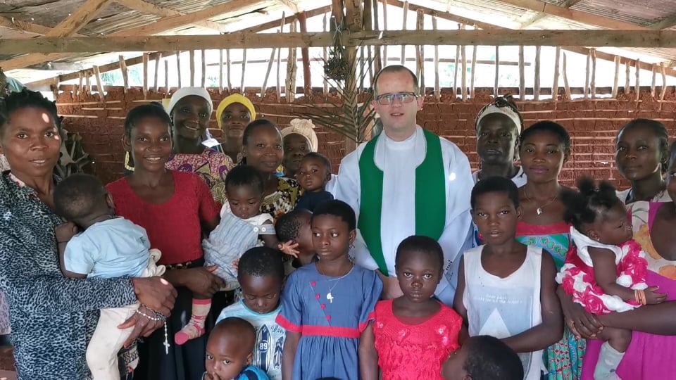 Ks. Marek z dziećmi w Kamerunie